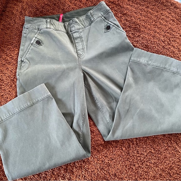 Spanx pull on wide leg cropped green pants. Sz Medium petite capri - Picture 10 of 11